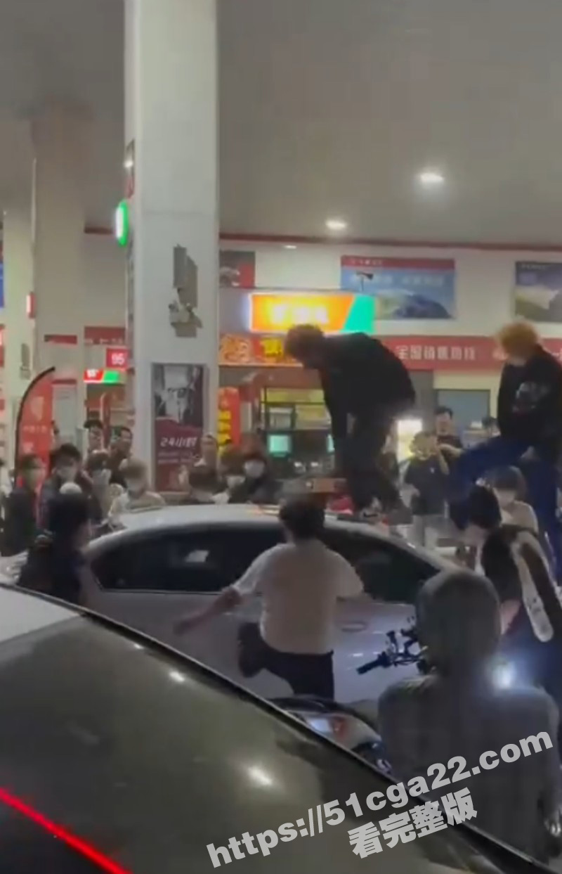 山东临沂精神小伙砸车事件02