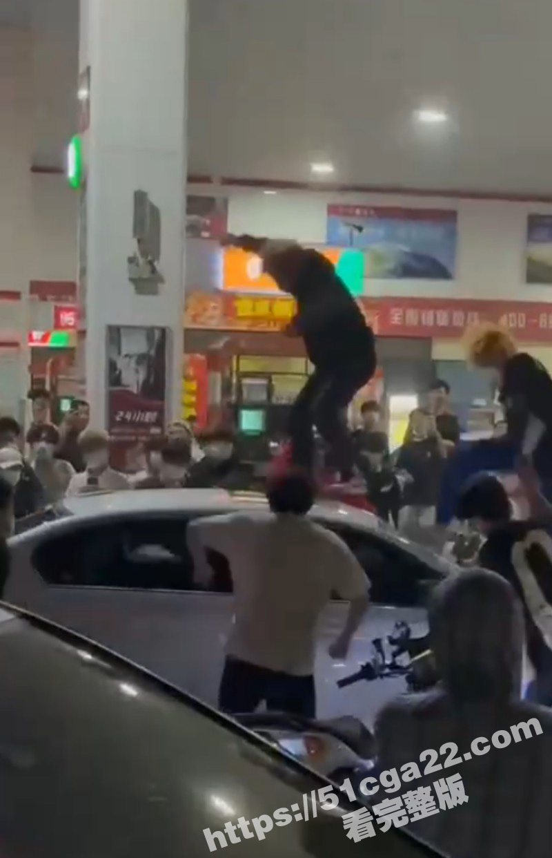 山东临沂精神小伙砸车事件03