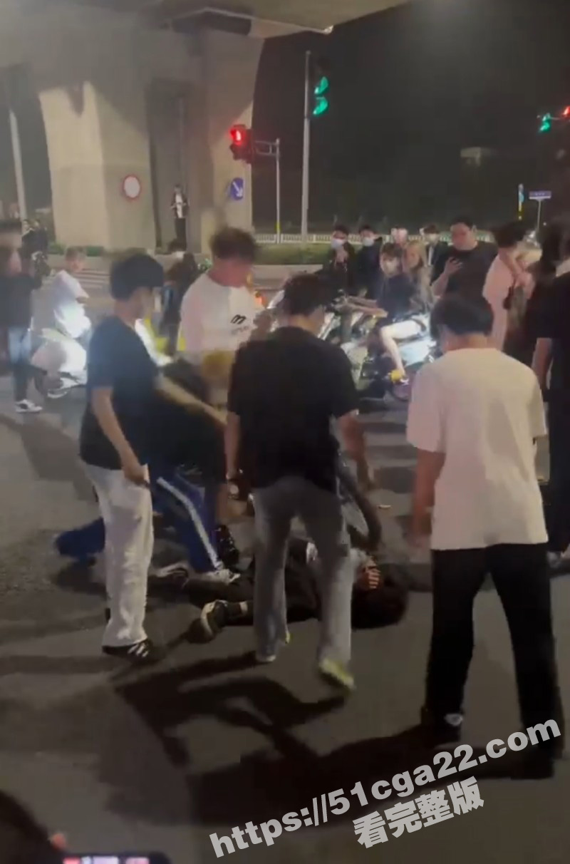 山东临沂精神小伙砸车事件04