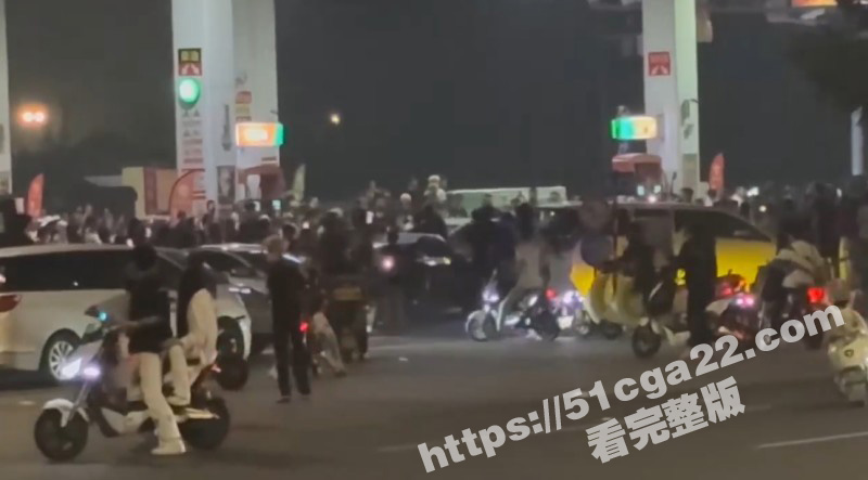 山东临沂精神小伙砸车事件07