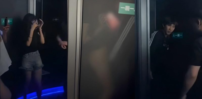 酒吧厕所小情侣激情做爱 隔着玻璃看的一清二楚 被保安打断后男生径直走开 独留妹子一人面对镜头羞愧难当！-51吃瓜网