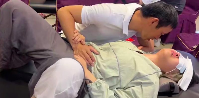 新型子宮激活法 会员就要4万 疗完后竟可持续高潮两个小时 现场妹子不停抽搐 高潮哭声一片!-51吃瓜网